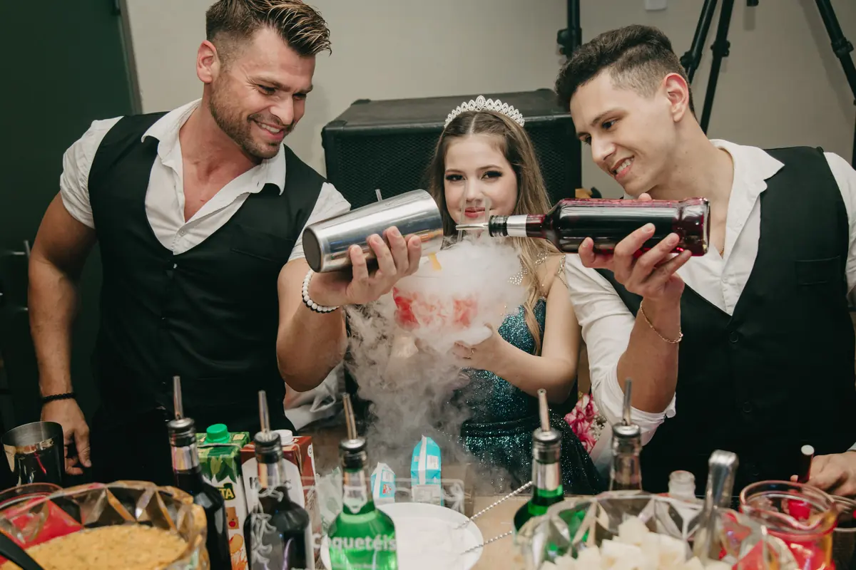 Debutante recebendo drink com efeito de gelo seco