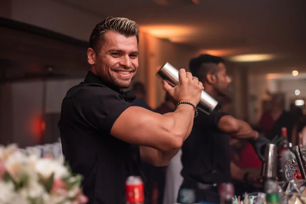 Bartender da Wolf preparando drink na coqueteleira