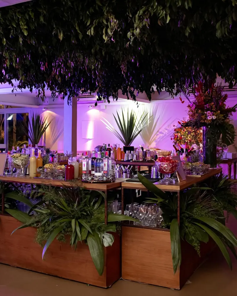 Bar da Wolf com iluminação lilás e paisagismo
