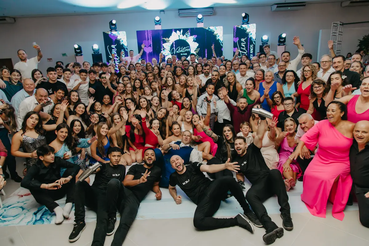 Salão cheio ao final de uma festa atendida pela Wolf