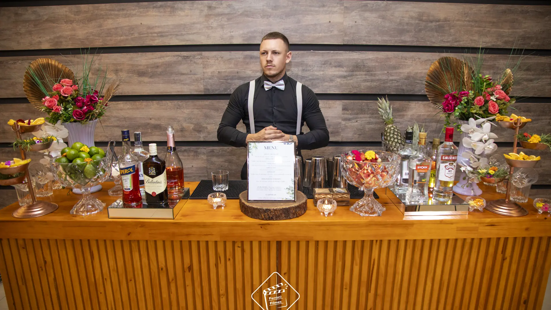 Estrutura completa de bar de drinks da Wolf Open Bar montada para um evento